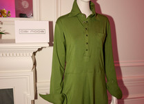 Mannequin with green long sleeved dress and dai moda sign beside it